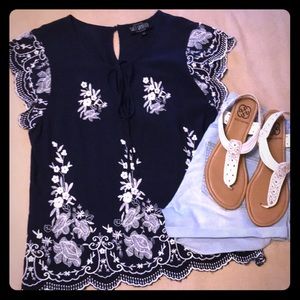 💥 NWOT BEAUTIFUL FLOWER TOP💥